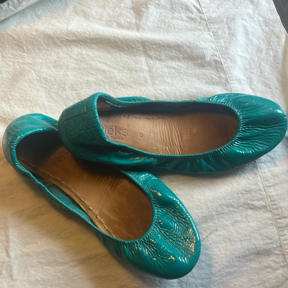 Women's Tieks Turquoise patent leather flats size 9